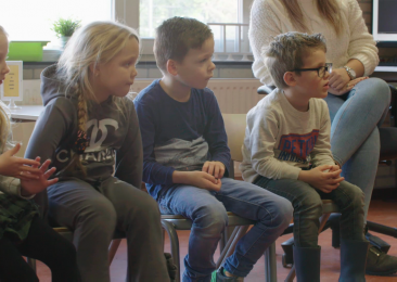 Vier basisschoolkinderen in de klas