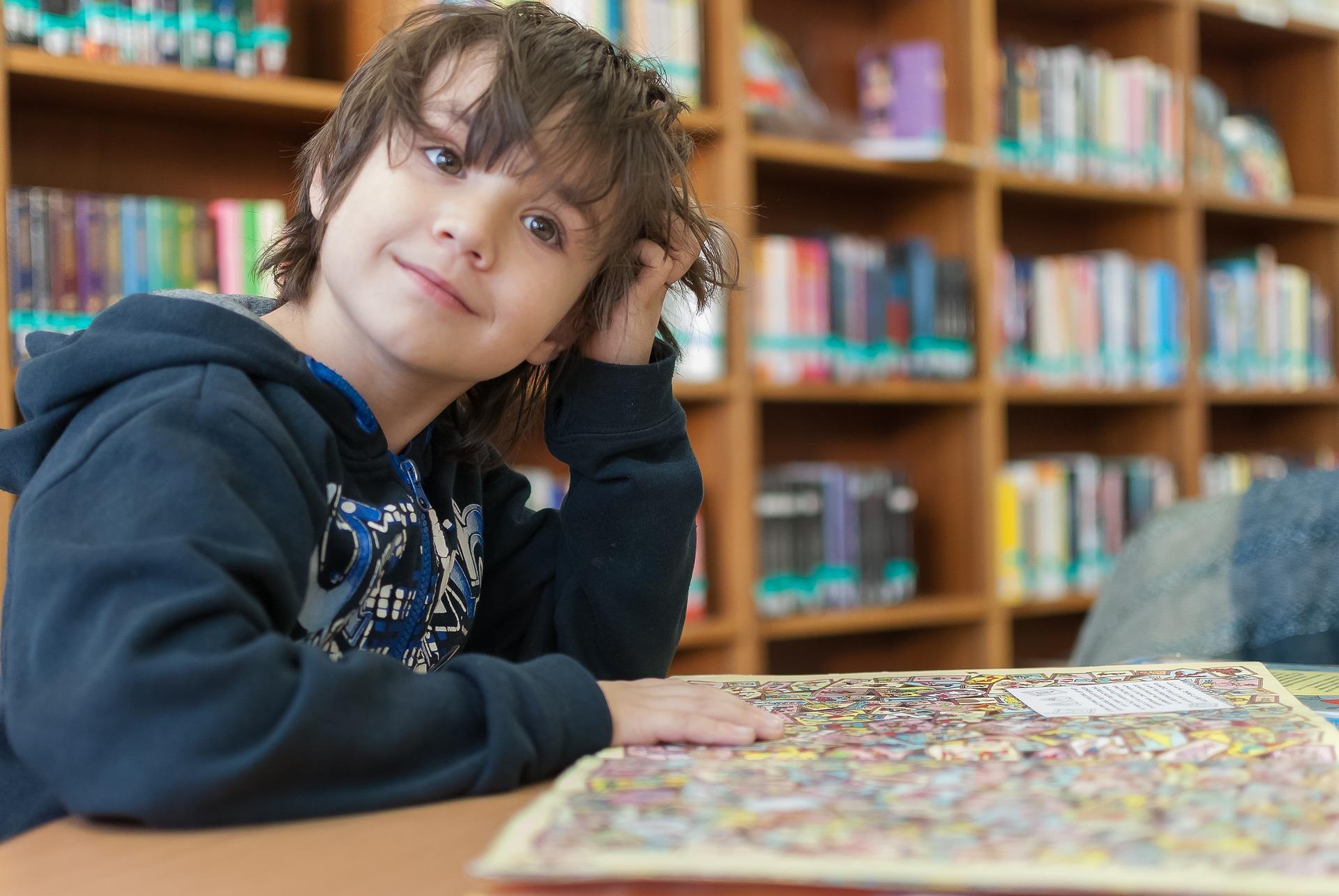 Jongen met prentenboek