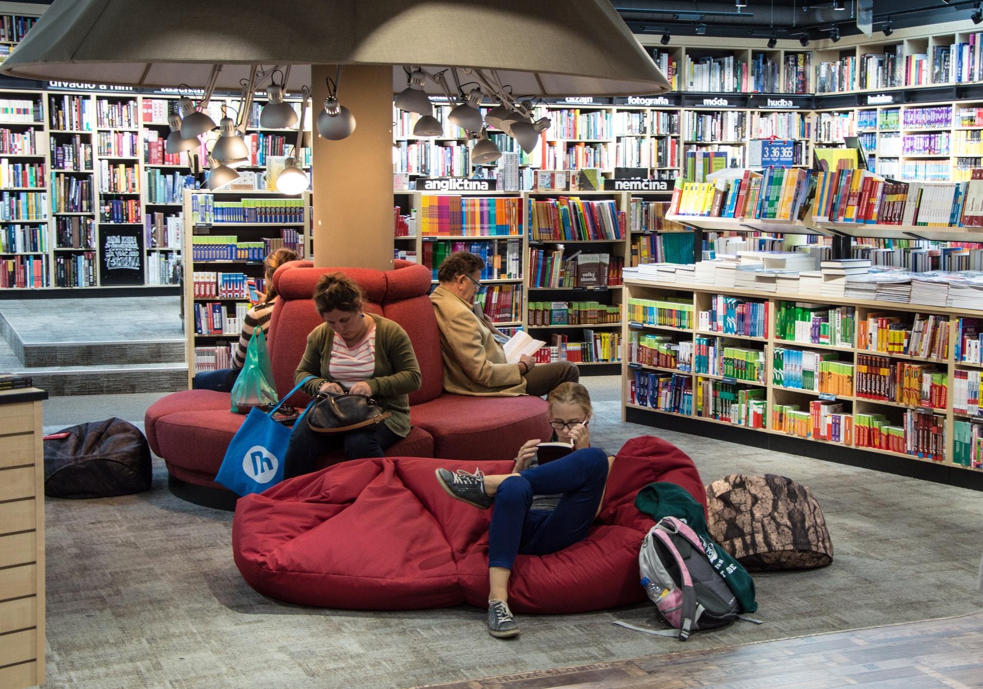 Kinderen die lezen op zitzakken in bibliotheek